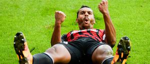 Marvin Matip von Ingolstadt jubelt nach seinem Ausgleichstreffer zum 1:1 gegen Augsburg.