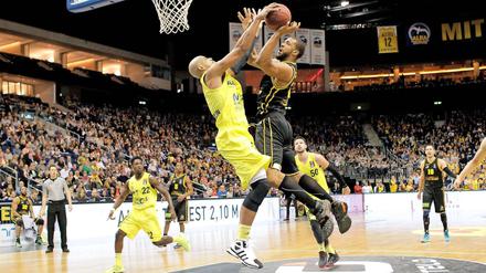 Bis zum Umfallen. Alex King (link) kämpfte gegen Jason Boone und Ludwigsburg bis zum Ende - es nützte allerdings nichts.