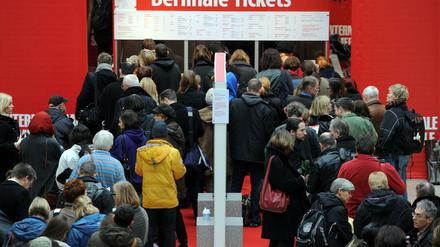 Jedes Jahr das gleiche: Filmfans stehen Schlange, um an Berlinale-Tickets zu gelangen.