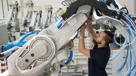 In der Exportindustrie wächst laut DIHK-Umfrage nach der jüngsten Schwächephase die Zuversicht etwas, so die DIHK.