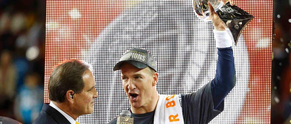 Peyton Manning, der Quarterback der Denver Broncos, mit dem Vince-Lombardi-Pokal nach dem Sieg über Carolina im 50. Super Bowl
