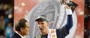 Peyton Manning, der Quarterback der Denver Broncos, mit dem Vince-Lombardi-Pokal nach dem Sieg über Carolina im 50. Super Bowl 