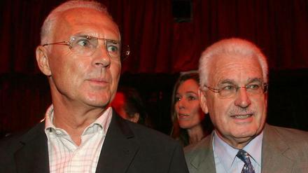 Der DFB will finanziellen Schaden vom Verband fernhalten, um fordert deshalb jetzt offenbar Geld von Franz Beckenbauer und Fedor Radmann (r.) ein.
