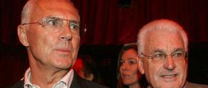 Der DFB will finanziellen Schaden vom Verband fernhalten, um fordert deshalb jetzt offenbar Geld von Franz Beckenbauer und Fedor Radmann (r.) ein.