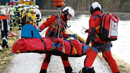 Rettungskräfte bergen einen Verletzten. 