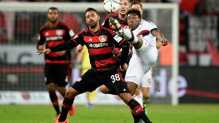Hohe Kunst Leverkusens Karim Bellarabi (l.), Leverkusens Christoph Kramer (M.) und Münchens David Alaba kämpfen um den Ball. 