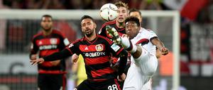 Hohe Kunst Leverkusens Karim Bellarabi (l.), Leverkusens Christoph Kramer (M.) und Münchens David Alaba kämpfen um den Ball. 