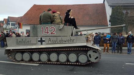 Ein Panzer mit der fragwürdigen Aufschrift "Ilmtaler Asylabwehr" beim Faschingsumzug in Reichertshausen im Landkreis Pfaffenhofen (Bayern)