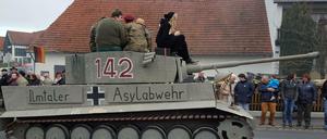 Ein Panzer mit der fragwürdigen Aufschrift "Ilmtaler Asylabwehr" beim Faschingsumzug in Reichertshausen im Landkreis Pfaffenhofen (Bayern)