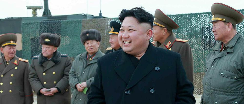 Kim Jong-Un besucht eine Raketenabschussanlage (Archivbild).