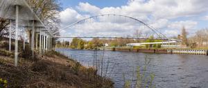 Anmutung der geplanten Fuß- und Radwegbrücke am Spree-Rad- und Wanderweg in Spandau am Sophienwerderweg. Blick vom Südufer zum Nordufer.