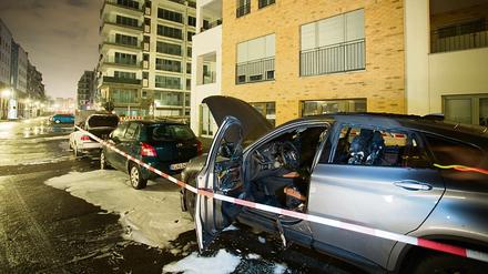Ausgebrannte Autos stehen in der Flottwellstraße in Berlin. Am Park am Gleisdreieck in Berlin-Kreuzberg sind in der Nacht zum Samstag mehrere Autos in Brand gesetzt worden. 
