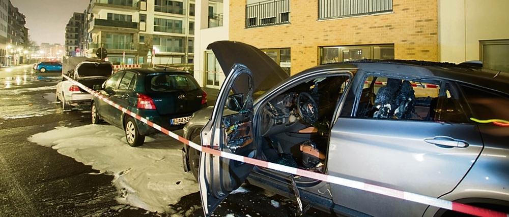 Ausgebrannte Autos stehen in der Flottwellstraße in Berlin. Am Park am Gleisdreieck in Berlin-Kreuzberg sind in der Nacht zum Samstag mehrere Autos in Brand gesetzt worden. 