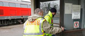 Polizeibeamte betreten am Bahnhof in Bad Aibling (Bayern) das Fahrdienstleiter-Stellwerk.