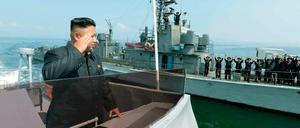 Nordkoreas Diktator Kim Jong Un salutiert vor einem Kriegsschiff der nordkoreanischen Marine (Archivbild). Am Montag kam es zu einem Zwischenfall mit einem nordkoreanischen Patrouillenboot.