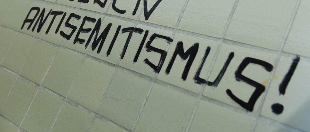 Der Spruch "Gegen jeden Antisemitismus !" prangt an einer Toilettenwand der Philipps-Universität in Marburg (Hessen).