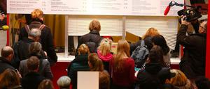 Punkt 10 Uhr öffneten am Montagmorgen die Ticketschalter ihre Verkaufsfenster - manche hatten die ganze Nacht davor gewartet.