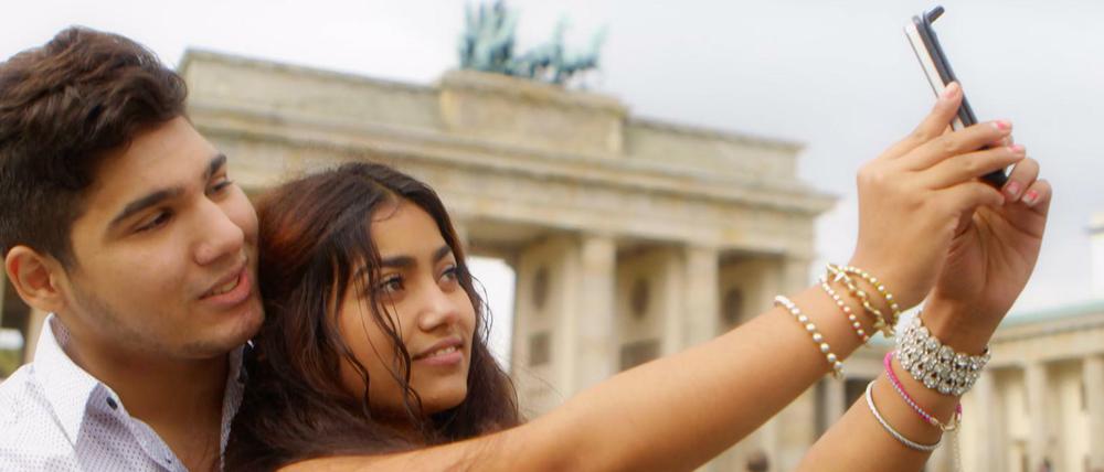 Bollywood in Berlin. Die Roma-Familie von Colorado Velcu nimmt ein selbstkomponiertes Bollywood-Musikvideo an Berlins Sehenswürdigkeiten auf. Super-Clip! auf 