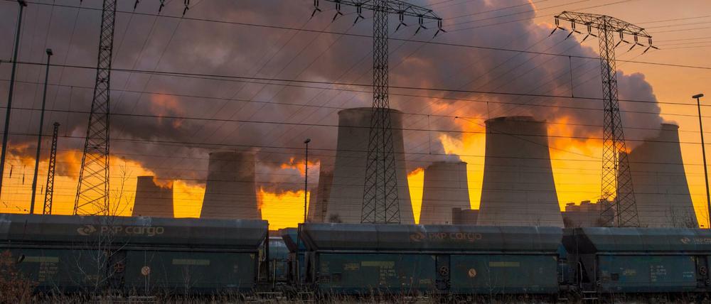 Kohlekraftwerke blasen nicht nur klimaschädliches Kohlendioxid in die Luft sondern auch Quecksilber. In Deutschland kommen 70 Prozent der Quecksilber-Emissionen aus den Abgasen von Kohlekraftwerken. 
