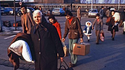 VW in Wolfsburg 1972, Ankunft einer italienischen Familie. Frauen migrierten aber auch allein.