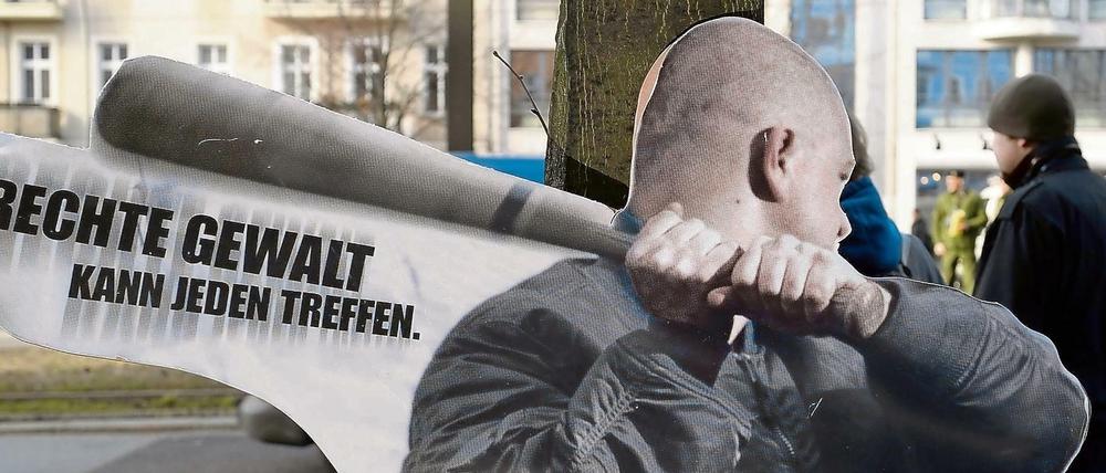 "Rechte Gewalt kann jeden treffen" steht auf einem Aufsteller in Berlin (Archivfoto aus dem Jahr 2009) . 