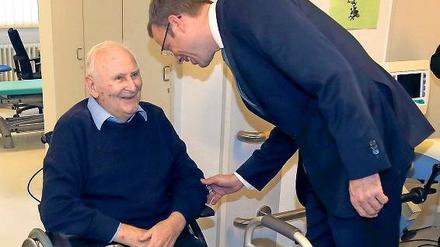Auf Kontaktsuche. Gesundheitssenator Mario Czaja (CDU) spricht im Sana-Klinikum Lichtenberg mit einem Geriatrie-Patienten. Der Senator hat mehr Betten und höhere Standards in den Krankenhäusern angekündigt. 