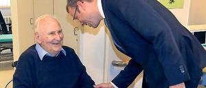 Auf Kontaktsuche. Gesundheitssenator Mario Czaja (CDU) spricht im Sana-Klinikum Lichtenberg mit einem Geriatrie-Patienten. Der Senator hat mehr Betten und höhere Standards in den Krankenhäusern angekündigt. 
