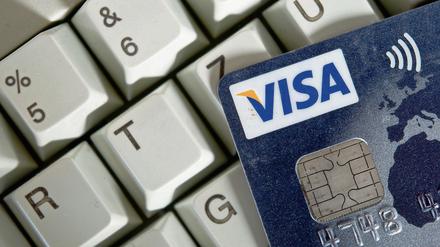 Hacker haben offenbar die Daten von Kunden abgegriffen, die eine Visa-Karte oder Mastercard besitzen. Banken haben die Karten vorsichtshalber ausgetauscht.