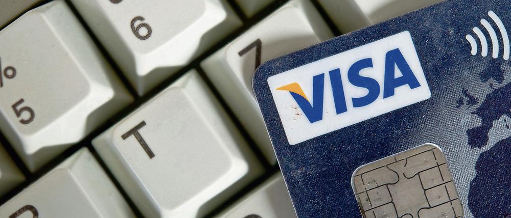 Hacker haben offenbar die Daten von Kunden abgegriffen, die eine Visa-Karte oder Mastercard besitzen. Banken haben die Karten vorsichtshalber ausgetauscht.