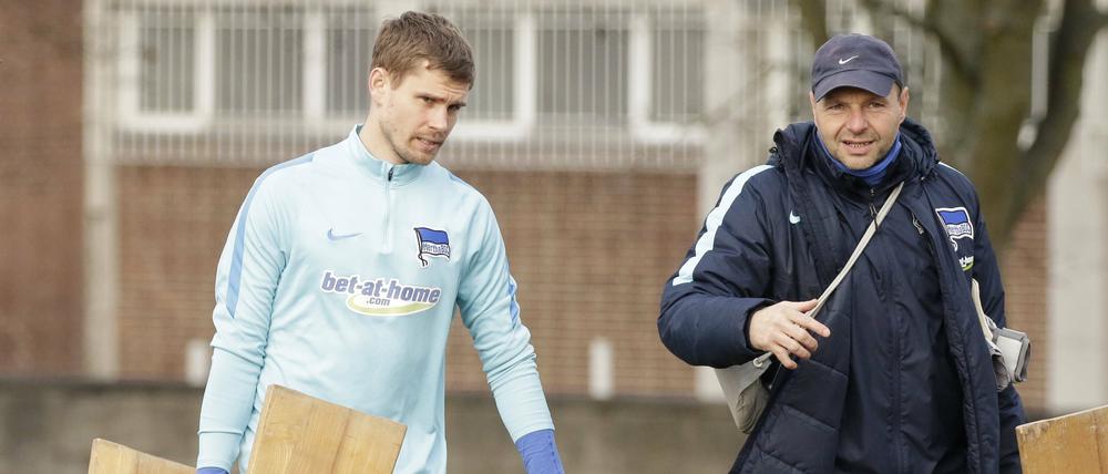 Auf die Bank? Thomas Kraft (li.) mit Torwarttrainer Zsolt Petry.