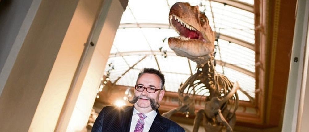 Johannes Vogel, Generaldirektor des Berliner Museums für Naturkunde. Im Hintergrund das Skelett eines Allosaurus Foto: Gregor Fischer/dpa 