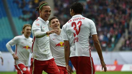 Yussuf Poulsen (vorn links) beglückwünscht Marvin Compper (33) zu dessen Tor.