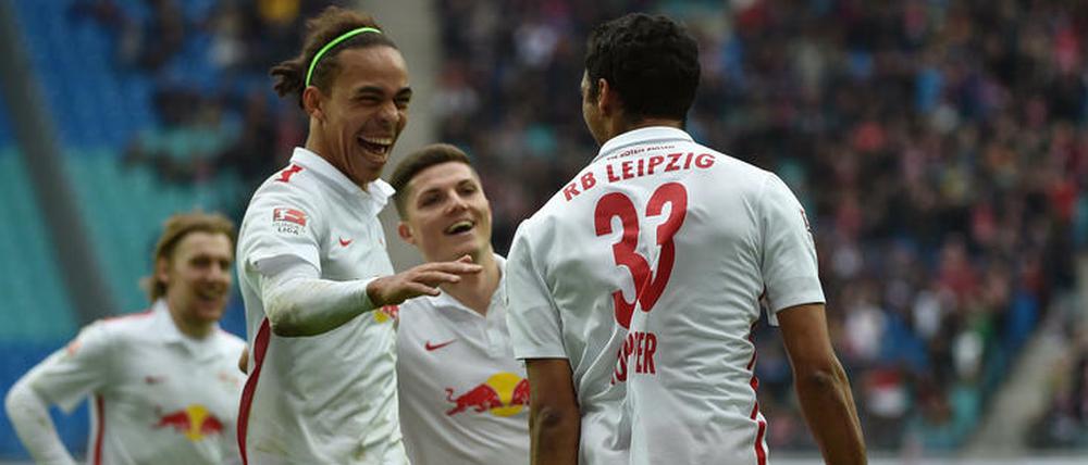 Yussuf Poulsen (vorn links) beglückwünscht Marvin Compper (33) zu dessen Tor.