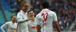 Yussuf Poulsen (vorn links) beglückwünscht Marvin Compper (33) zu dessen Tor.