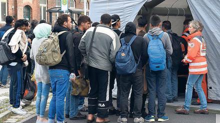 Erste Zuflucht. Das Erstaufnahmelager „Unterschleuse“ in Eisenhüttenstadt besteht aus dreizehn Hallen. Hier leben Flüchtlinge, die gerade erst in Brandenburg angekommen sind. Mitarbeiterinnen berichten von sexuellen Übergriffen durch einen Dolmetscher und davon, die Heimleitung habe nicht geholfen.