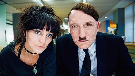 Franziska Wulf als Fräulein Krömeier und Oliver Masucci als Hitler im Kinofilm "Er ist wieder da".