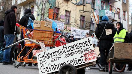 "Gefahrengut" wird in Sackkarren und Schubkarren zur Polizeiwache gebracht. Die Demonstration blieb friedlich.