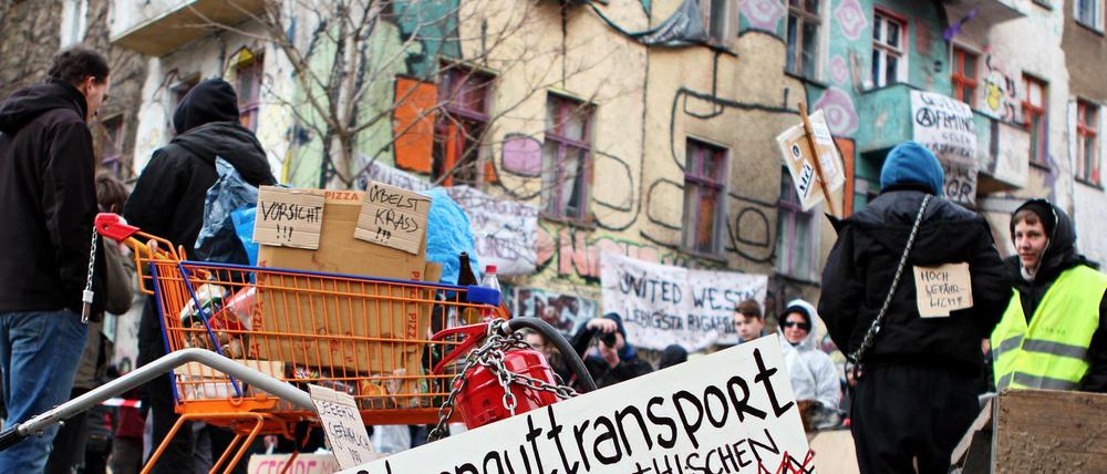 "Gefahrengut" wird in Sackkarren und Schubkarren zur Polizeiwache gebracht. Die Demonstration blieb friedlich.