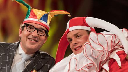 Alexander Dobrindt (links) mit einer Laufnarrenkappe mit dem Narrenbüttl Matthias Stolp. 