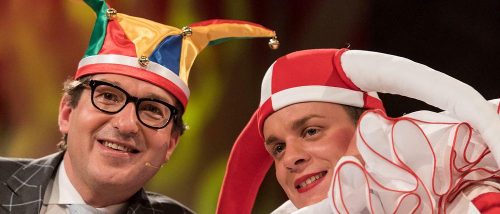 Alexander Dobrindt (links) mit einer Laufnarrenkappe mit dem Narrenbüttl Matthias Stolp.