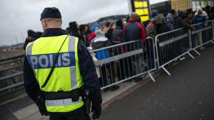 Die schwedische Polizei - hier ein Beamter Ende Januar in Malmö - stellte Äxte, Messer und Eisenrohre sicher.