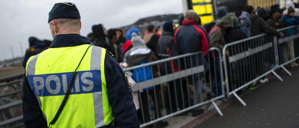 Die schwedische Polizei - hier ein Beamter Ende Januar in Malmö - stellte Äxte, Messer und Eisenrohre sicher.