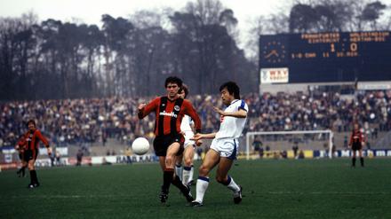 Yasuhiko Okudera (rechts) spielte mit Hertha im April 1981 gegen Frankfurt mit Bruno Pezzey. 