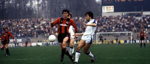 Yasuhiko Okudera (rechts) spielte mit Hertha im April 1981 gegen Frankfurt mit Bruno Pezzey. 