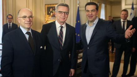 Die Innenminister Frankreichs und Deutschlands, Bernard Cazeneuve und Thomas de Maizière, am Freitag beim griechischen Ministerpräsidenten Alexis Tsipras (von links nach rechts). 
