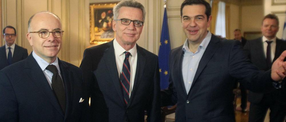 Die Innenminister Frankreichs und Deutschlands, Bernard Cazeneuve und Thomas de Maizière, am Freitag beim griechischen Ministerpräsidenten Alexis Tsipras (von links nach rechts).