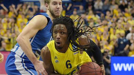 Immer in Eile. Robert Lowery hat nur noch bis Ende Februar die Möglichkeit, sich einen neuen Vertrag bei Alba Berlin zu erspielen.
