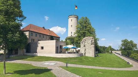 Mächtig. Die Sparrenburg nahe Bielefeld ist das Wahrzeichen der Gegend. Vor 1250 errichtet, wurde sie ab 1535 zur Festungsanlage ausgebaut. Im II. Weltkrieg arg beschädigt – nur der Turm blieb völlig intakt – ist sie heute restauriertes Schmuckstück. 