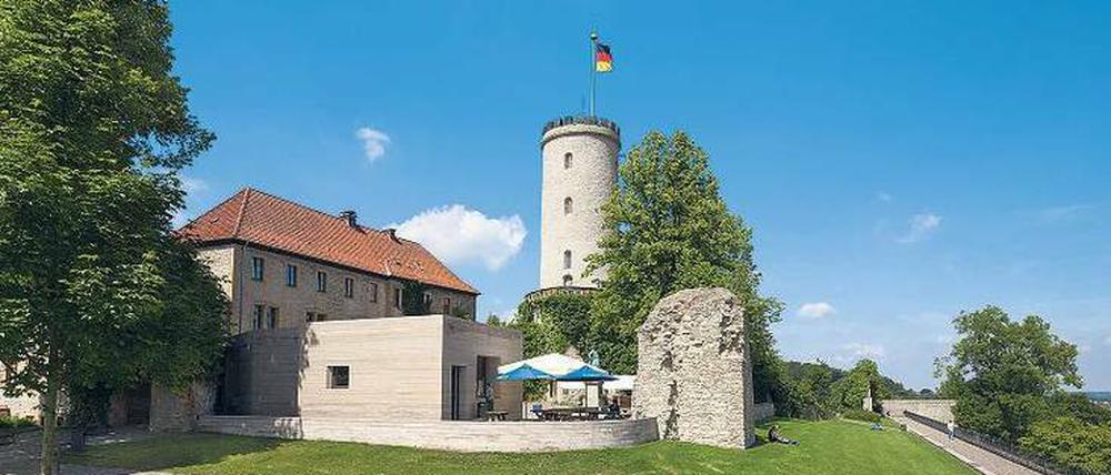 Mächtig. Die Sparrenburg nahe Bielefeld ist das Wahrzeichen der Gegend. Vor 1250 errichtet, wurde sie ab 1535 zur Festungsanlage ausgebaut. Im II. Weltkrieg arg beschädigt – nur der Turm blieb völlig intakt – ist sie heute restauriertes Schmuckstück. 