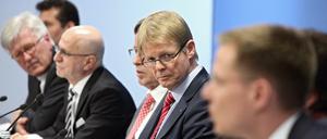 Vereint für das bessere Deutschland (von links): Zekeriya Altug, der Sprecher des Koordinationsrats der Muslime (halb verdeckt), der EKD-Ratsvorsitzende Heinrich Bedford-Strom, Mark Dainow, Vizepräsident des Zentralrats der Juden, Reinhard Göhner vom Arbeitgeberverband und DGB-Chef Reiner Hoffmann